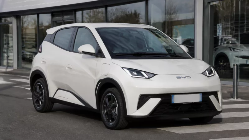 BYD DOLPHIN SURF Boost blanche stationnée devant une concession BYD en France