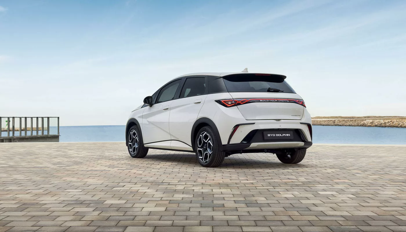 BYD DOLPHIN électrique 2026 vue trois quarts arrière