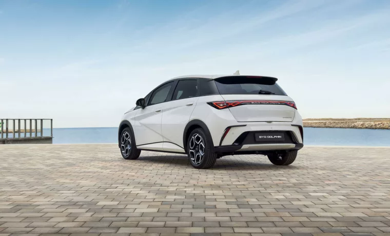 BYD DOLPHIN électrique 2026 vue trois quarts arrière
