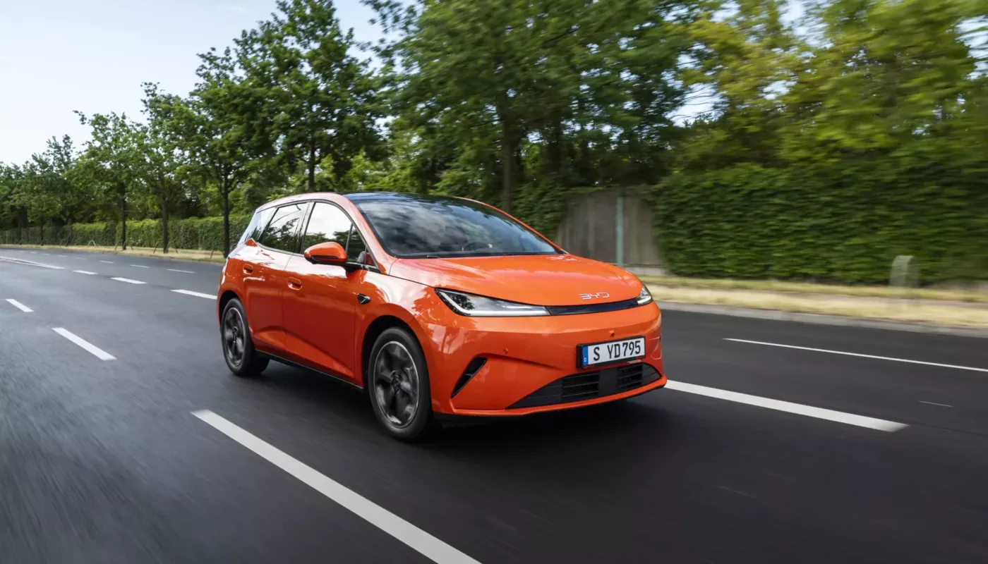 BYD DOLPHIN G DM-i 2026 orange roulant sur route