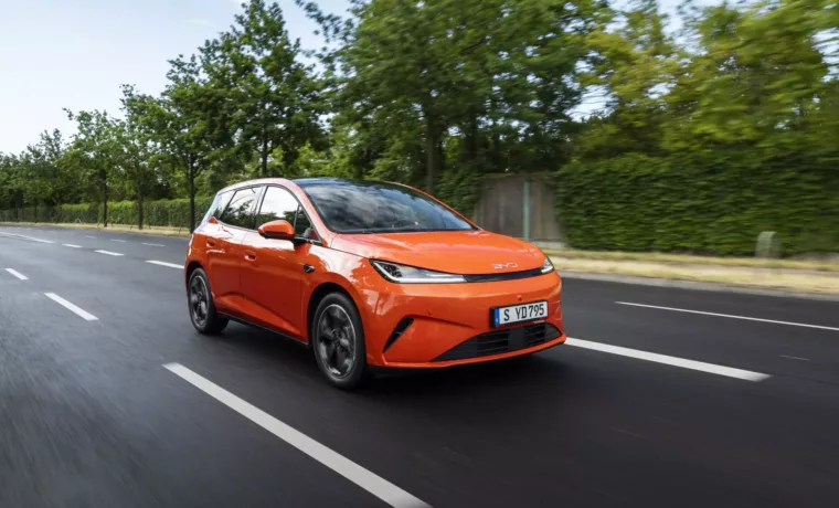 BYD DOLPHIN G DM-i 2026 orange roulant sur route