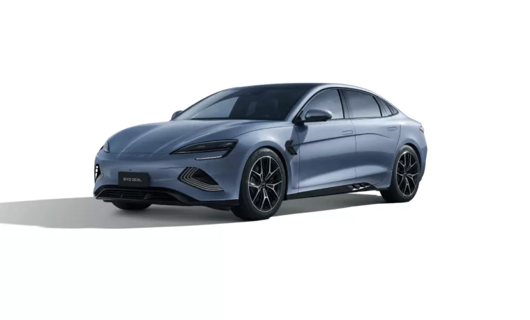 BYD SEAL électrique 2026 vue trois quarts avant