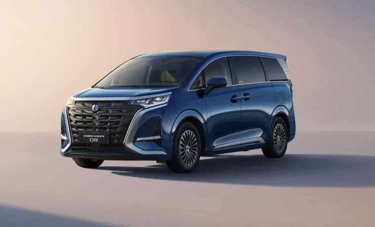 DENZA D9 DM-i bleu 2026 vue trois quarts avant