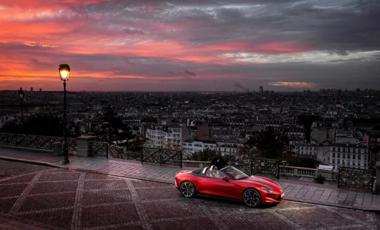 MG Cyberster rouge à Paris au coucher du soleil