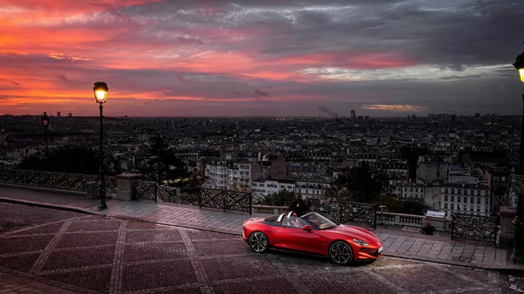 MG Cyberster rouge à Paris au coucher du soleil