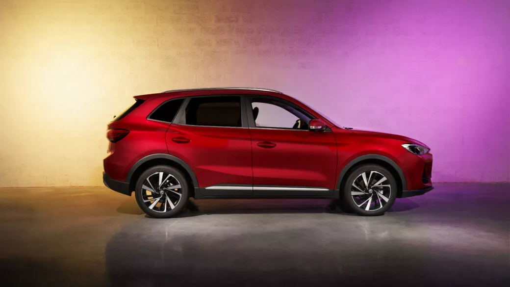 MG ZS Hybrid+ rouge vue de profil