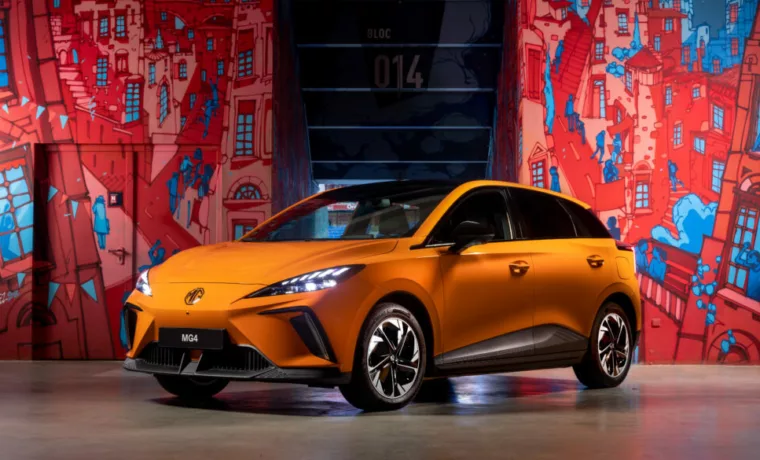 MG4 EV orange vue trois quarts avant
