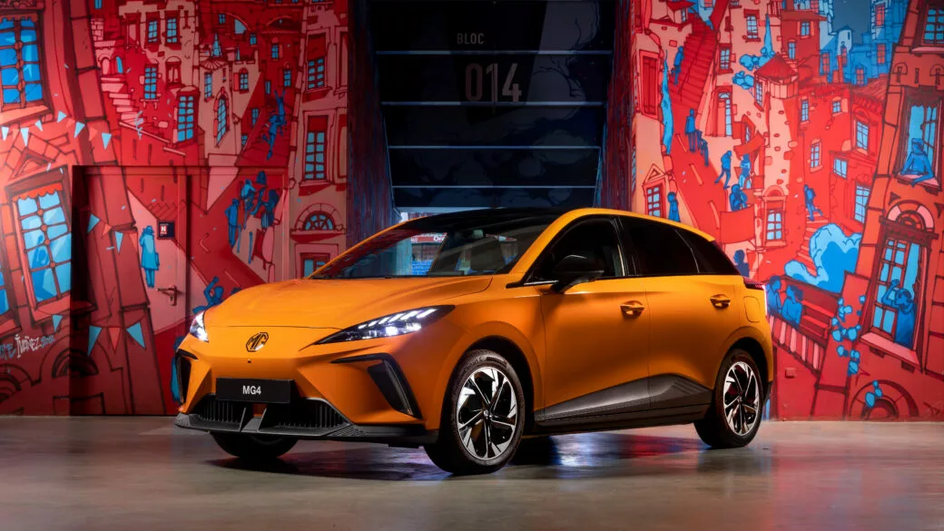MG4 EV orange vue trois quarts avant