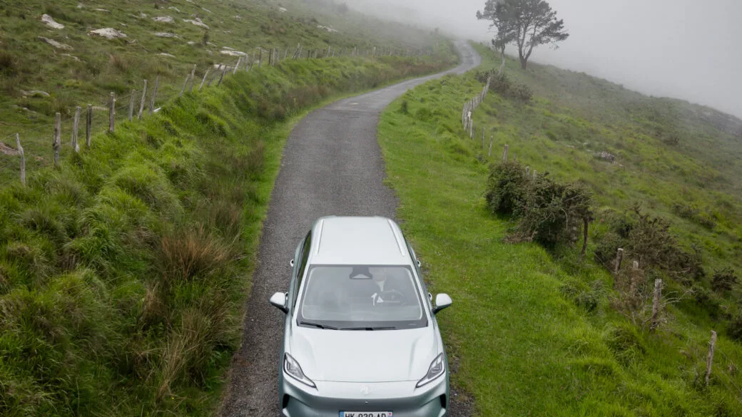 MG4 EV Urban 2026 vue de haut sur route