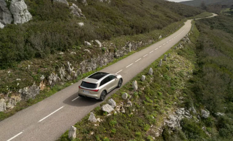 MGS6 EV roulant sur route de montagne vu de haut