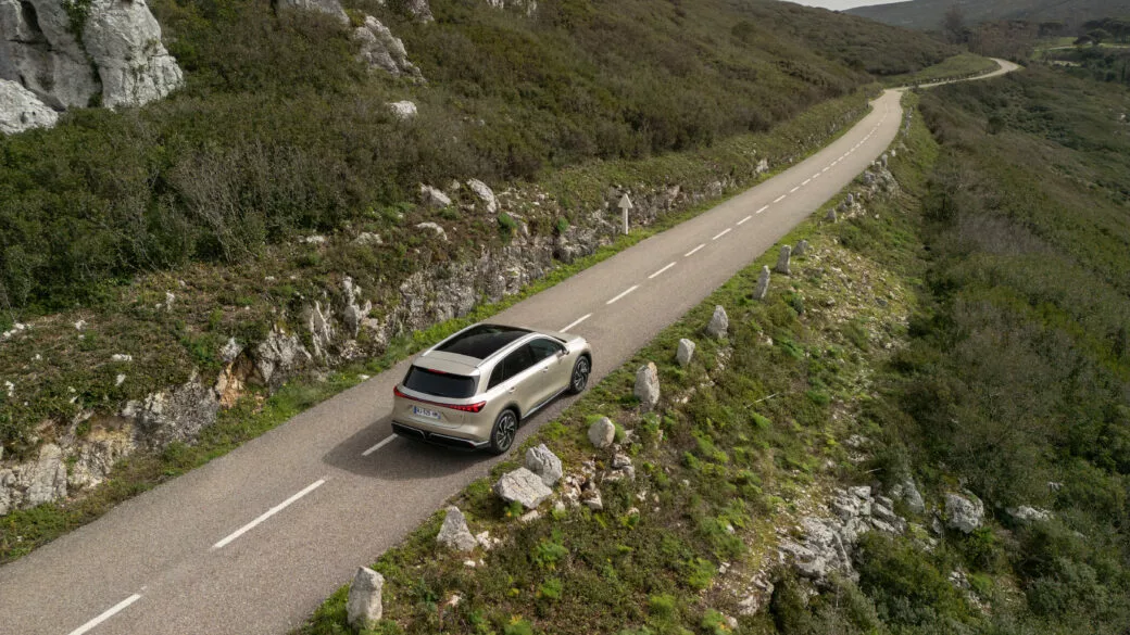 MGS6 EV roulant sur route de montagne vu de haut