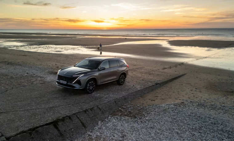 MGS9 PHEV 2026 sur la côte au coucher du soleil