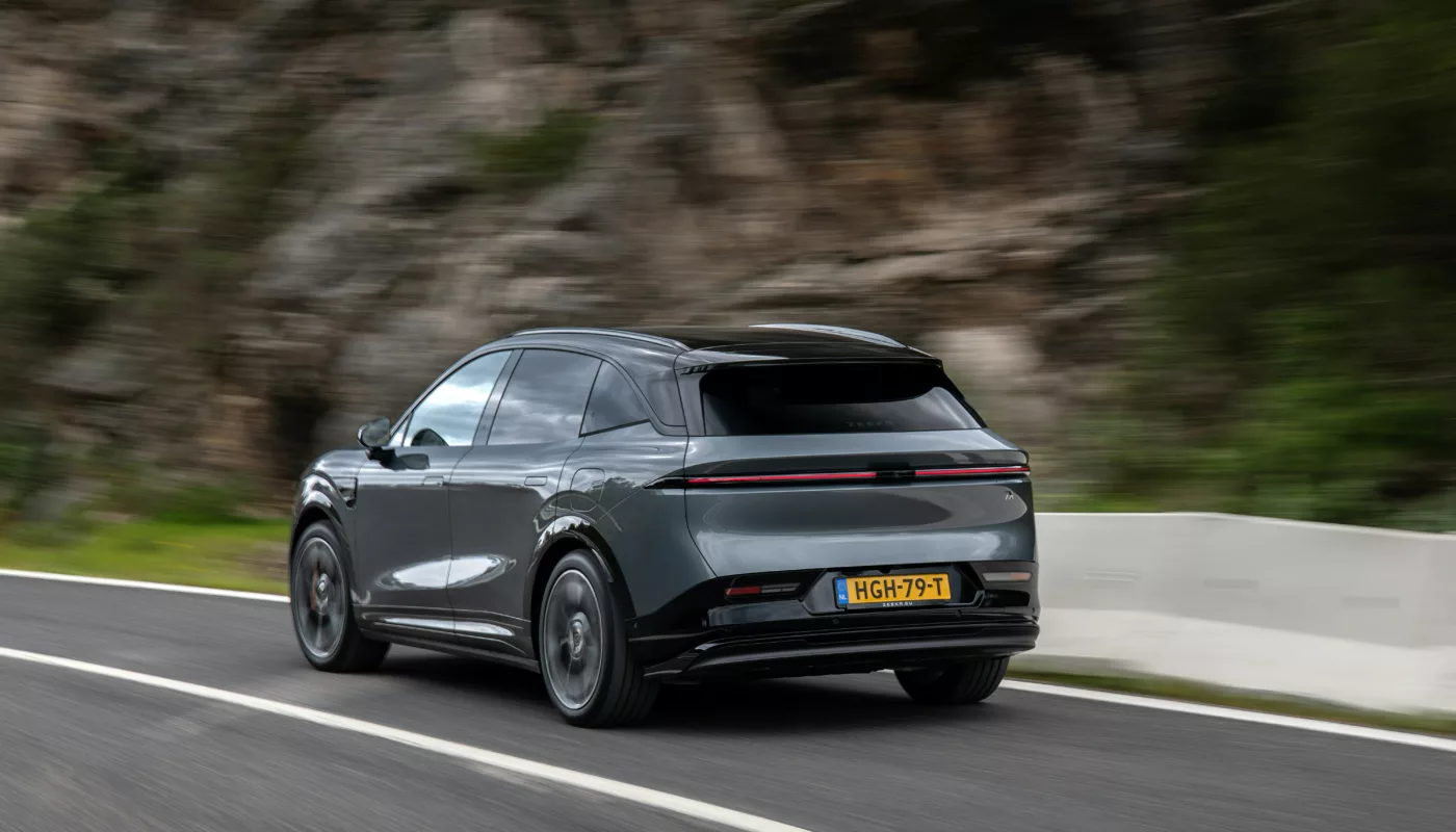 Zeekr 7X gris 2026 vue trois quarts avant