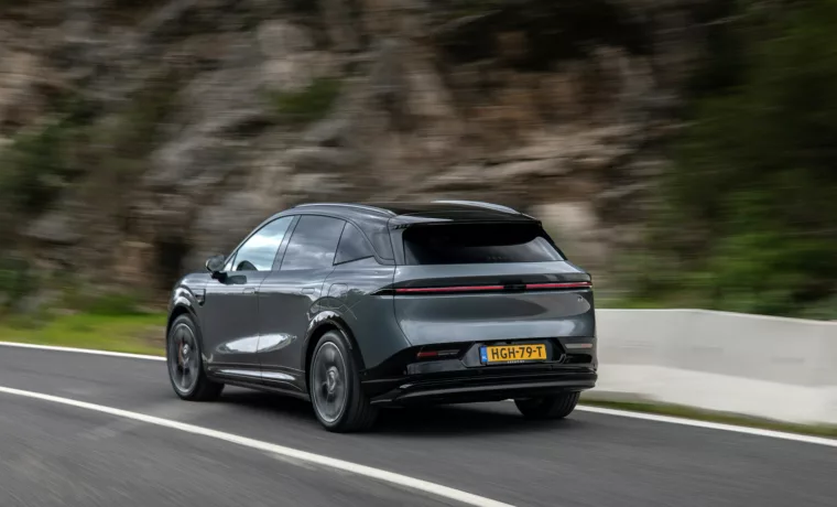 Zeekr 7X gris 2026 vue trois quarts avant